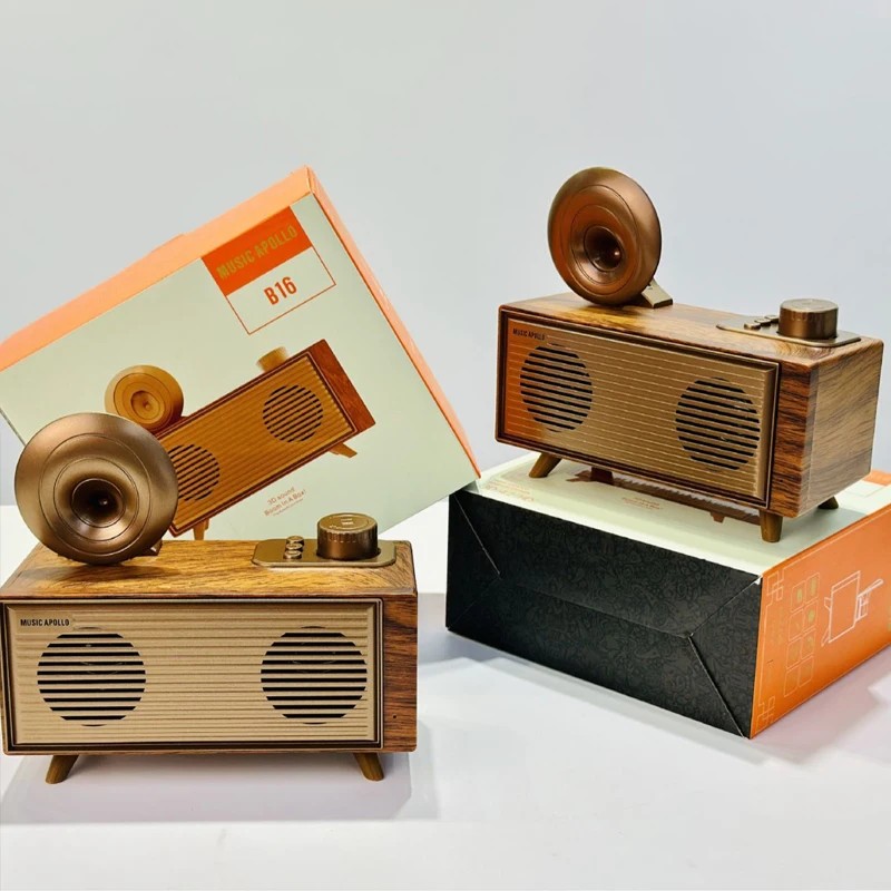 木製のレトロなヴィンテージデザインのミニ小型の古い木製ラジオ